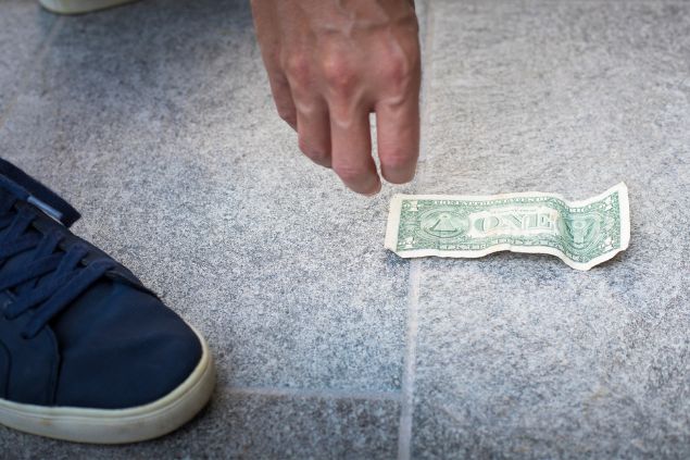 Sonhar que está achando dinheiro: saiba o que isso significa